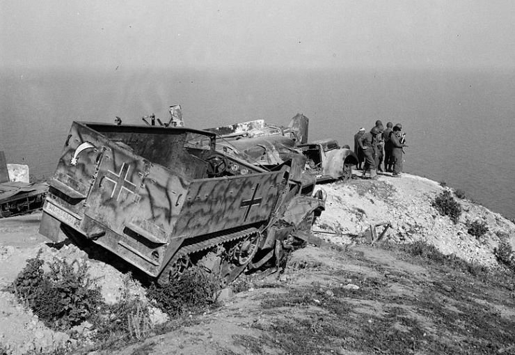 AbandonedGermanvehiclesonCapBon.jpg.39189e7645436b72a807f86bbc214945.jpg