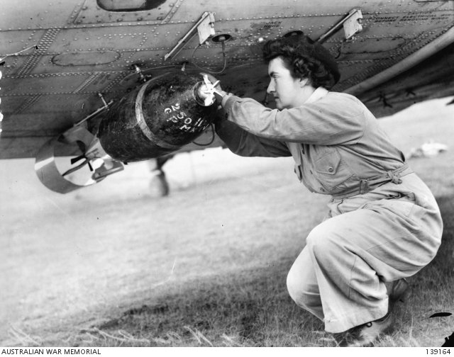 AnarmoureroftheWomensAuxiliaryAustralianAirForce(WAAAF)bombingupaWirrawaywith250lbbombs25June43.jpg.bf586dca8efec284a9f3ecfce45852f6.jpg