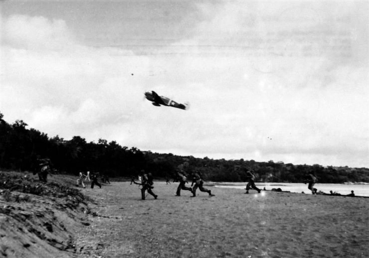 TroopslandingonRendovawhileaP-40pullsupfromastrafingrun-30June1943.jpg.92ac9447bff634d8e0000350bac5badc.jpg