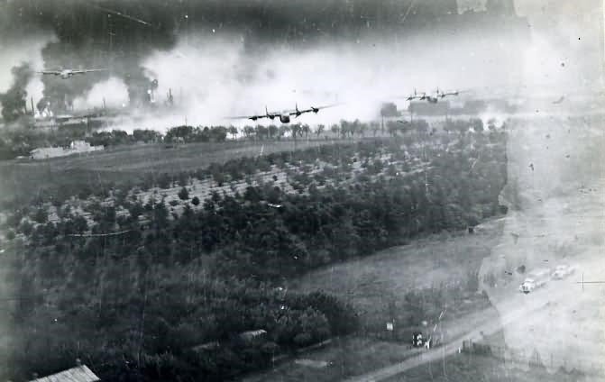B-24s_on_Ploesti_Raid.jpg.8421ef5b5a645a39b62ab3410ae52f13.jpg