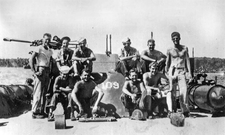 LTJGKennedyandPT-109crew.jpg.9d5d9f4f36a731b78903b99e751a5adb.jpg