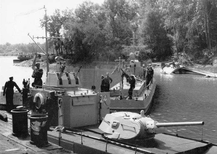 Sovietarmoredrivergunboats.jpg.72826c89bb6e3d2a956b7748f83c797c.jpg