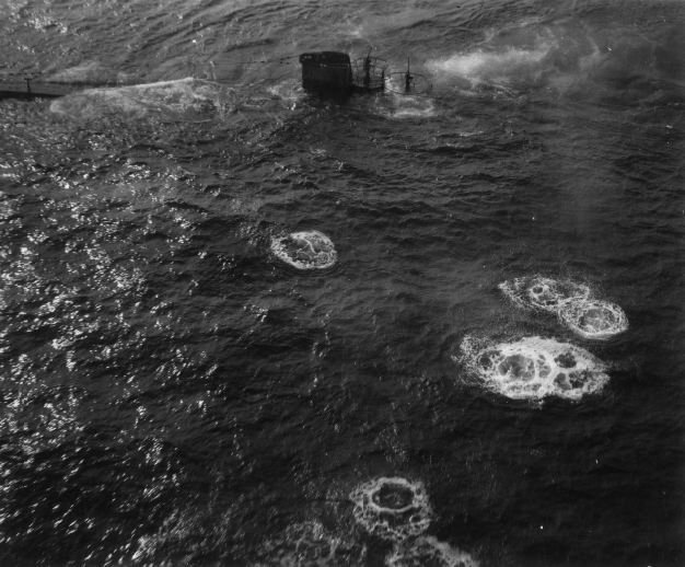 U-604duringastrafingattack.jpg.6d44b8c63ff6c23ba91d1f1aa7122d16.jpg