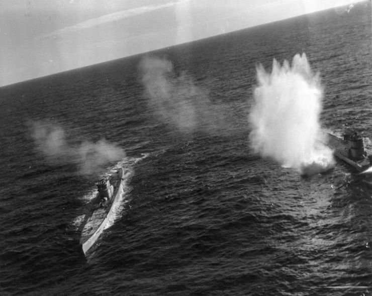 U-66andU-117tryingtocrashdive.jpg.35b920080fb6d5aff00dac8718cd55ad.jpg