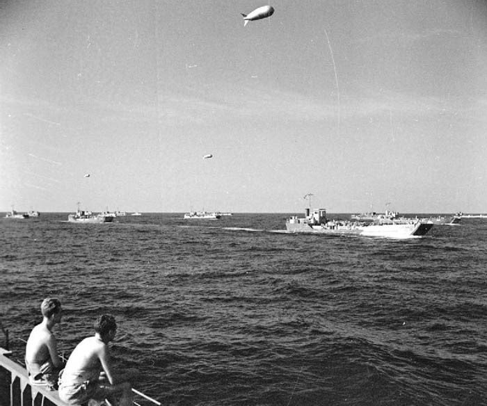 AmphibiousconvoydepartingforSalerno.jpg.84f81149188c5a726e5e9a2ff5dd7bc6.jpg