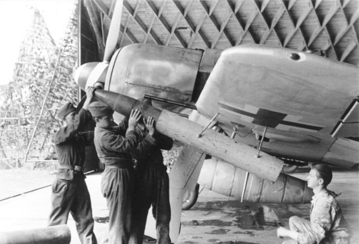 LoadingWerfer-Granate21rocketsontoanFw-190.jpg.f44034cd4f6adb76bbda86feaa7f4b31.jpg