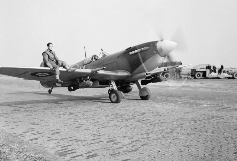 A_Supermarine_Spitfire_Mk_IXE_of_No._412_Squadron_RCAF_armed_with_a_250-lb_GP_bomb_under_each_wing_t-or_a_sortie_at_Volkel_Holland_27_October_1944._CL1451.thumb.jpg.8cd9cbbbfe3489fd025c13a56d832efe.jpg