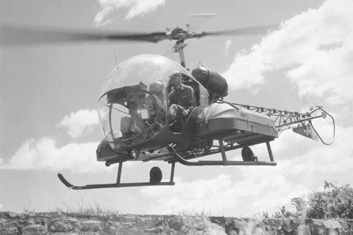 Bell_47_H-13G_medevac_inflight_bw.jpg.81401ae7909e3e3ffdd4a26f83603861.jpg
