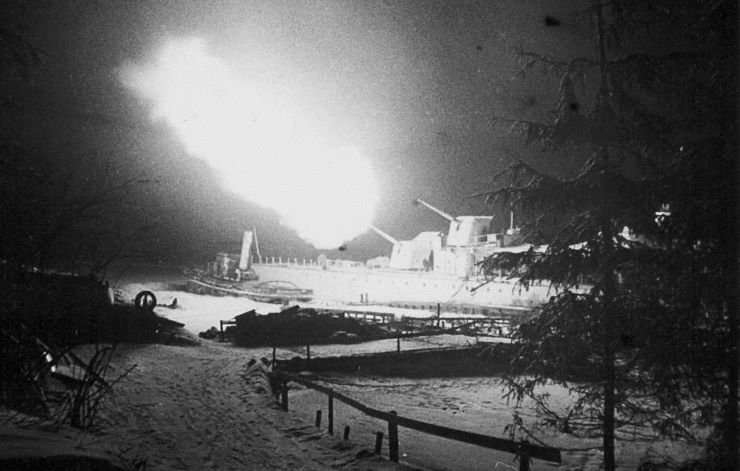 Destroyer1054108710991090108510991081firingfromLeningrad.jpg.716984763a1637a469b0e8c873e6a28b.jpg