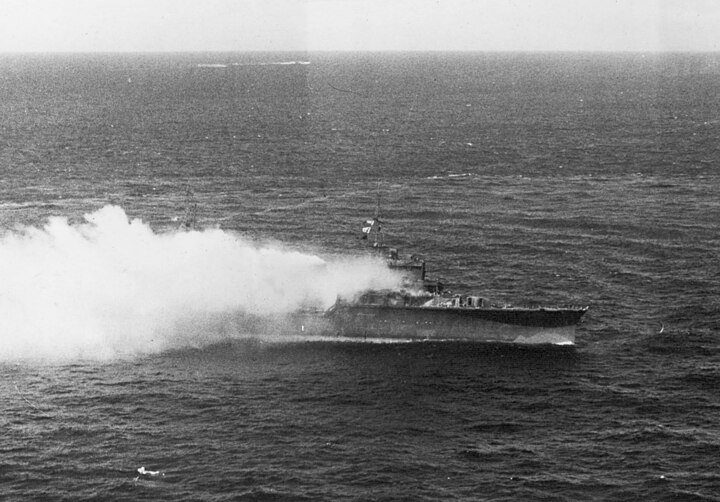 Japanese_light_cruiser_Katori_burning_off_Truk_Feb._1944.jpg.b13d5018baaa525a2665af6a2c535d49.jpg