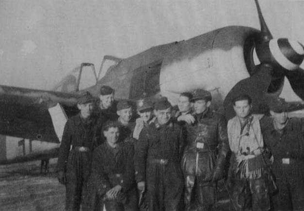 FW190A9-JG301-Blue7-WrkN202565-Salzwedl-Nov1944-1f-s.jpg.0e6c4a4832a93495787fa7bd618b124c.jpg