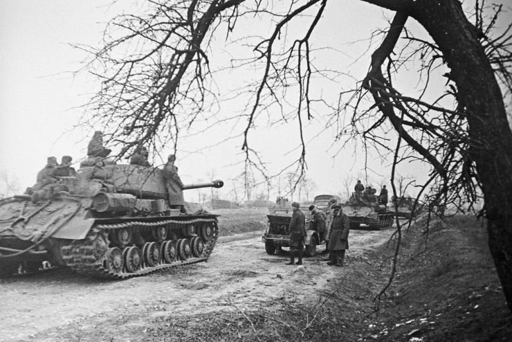 IS-2tanksof1stByelorussianFrontinPolandneartheVistulaRiverMar1944.jpg.d6bf95968619a59abc3c52f1d863d2a7.jpg