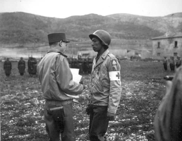 USArmyPrivateJonathanHoagawardedCroixdeGuerrebyGnralJuinforcourageshowntreatingwoundedunderfireinItaly21Mar44.jpg.8af3f56c8f88082bc39ff27e81e870ca.jpg