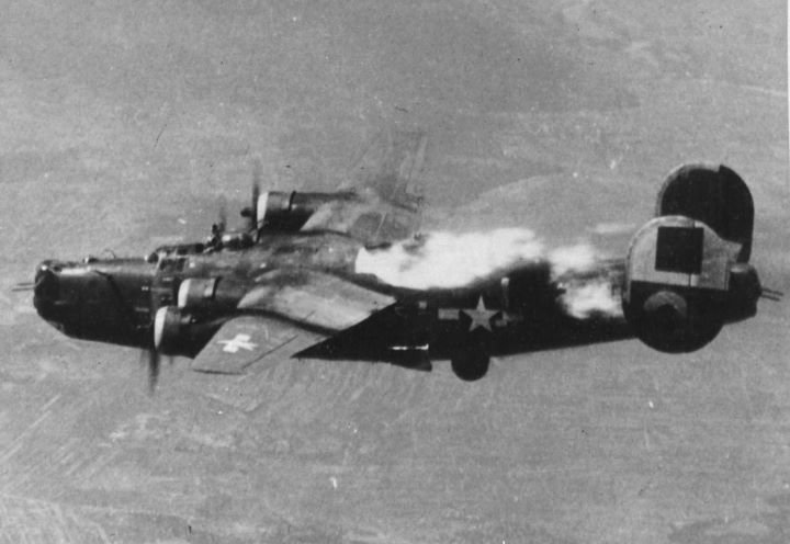 B-24overVienna.jpg.cc11fcc1d005b02bd07b0b700e55257e.jpg