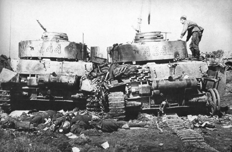 InspectingtwodestroyedPz-IVsof20PanzerDivisionatBobruisk.jpg.ec4ad111182900cfa0066fd378b4bc39.jpg