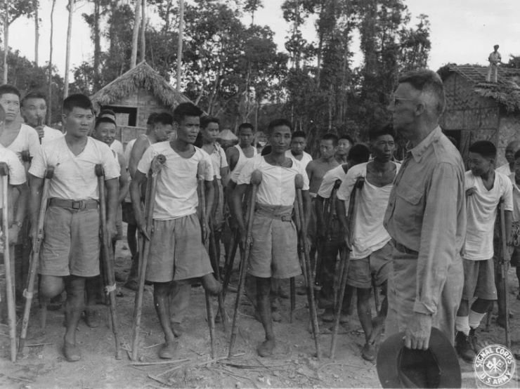 JosephStilwellspeakswithwar-disabledChinesesoldiersfromtheBurmacampaignatacampinIndia.jpg.fcb480fe6b75ffb41484b4e963d37b58.jpg