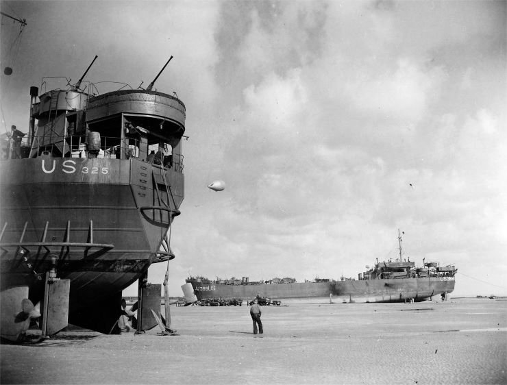 LSTsunloadingNormandyatlowtide.jpg.8f66b6a6618d97435a98fb447dd0f17d.jpg