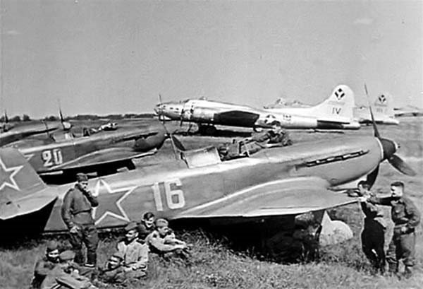 OperationFranticB-17sonSovietairbaseatPoltavaUkraine.jpg.712c437e8c56fecd79838e8284f708fc.jpg