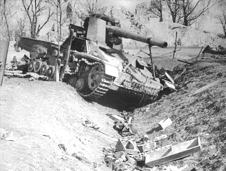 DestroyedHummelofPanzerArtillerieRegiment80outsideLvovJuly1944.jpg.60627ac50f9032d23226bb6088f9bb3a.jpg
