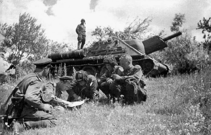 SU-122crewbetweenattacks-July1944.jpg.a413c713b8ce77e76b3c33ef7e7fc02a.jpg
