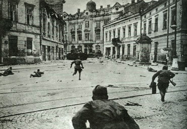 SoviettroopsenteringLvov.jpg.740936a2493f0f8cc9a7ad9b7b740c8c.jpg