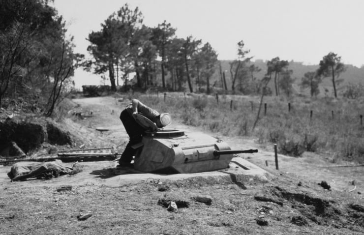 AmericansailorexaminingGermanPanzer-IIturretemplacedasapillboxononeoftheDragoonbeaches.jpg.68ecca04e91b07da371cc0df817b1464.jpg