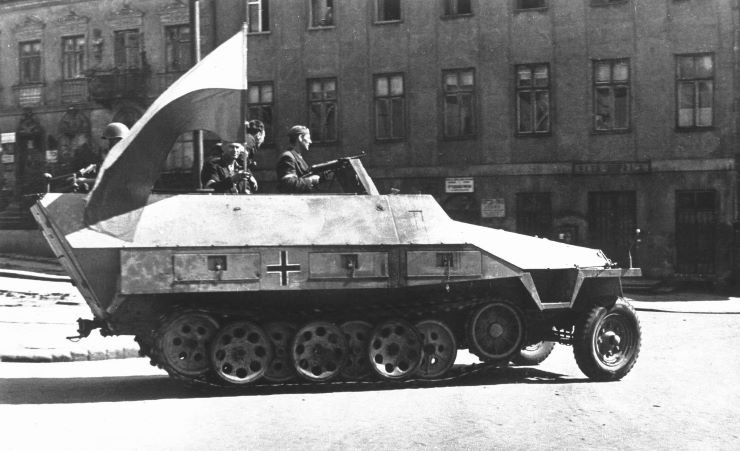 ArmiaKrajowahalftrackinWarsaw.jpg.098ffb29017d15ac4cbf3534a7999217.jpg
