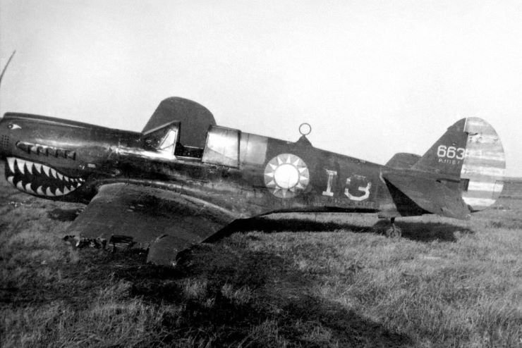 DamagedP-40NoftheChineseAirForcein1944or1945.jpg.07dfe14cdcb7e479acda67dceb55b50d.jpg