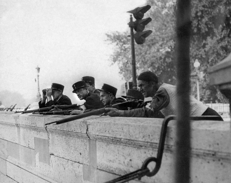 GendarmesandCommunistRsistantsinParis.jpg.dbbd941ca3d5c0991838b630c94848f8.jpg