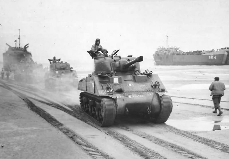 Shermanof2eDivisionBlindelanding-noteSOMUAplateremovedfromthecrewspreviousS35inTunisia.jpg.c7ff3689cfba4fde0703f1fe75e7b26e.jpg