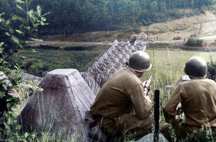 AmericansoldiersoverlookingSiegfriedLinefortificationsmid-Sept1944.jpg.13afc64d0e5feda1eb313c1c2d570ea5.jpg