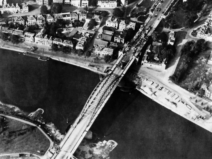 ArnhemBridge19September1944.jpg.e721cb4b84f9d83f65f23f329a370e65.jpg