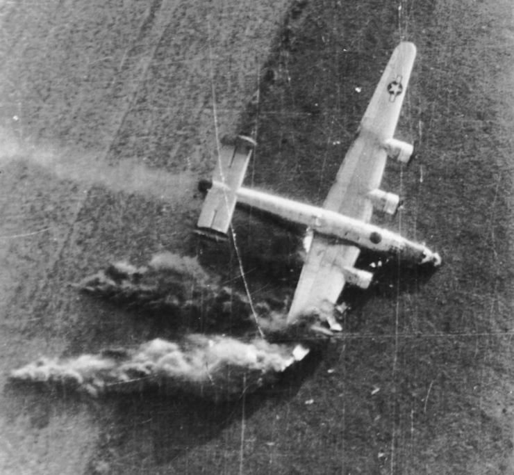 B-24orC-87beingdownedbyflakwhilemakingasupplydropnearEindhoven18Sept44.jpg.f17eea36ffedb7610ca4eec980480de6.jpg