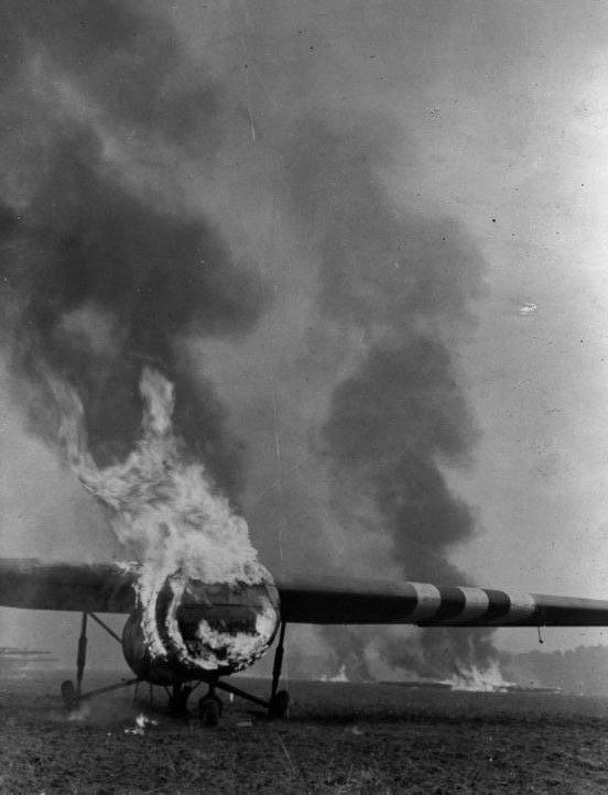 Bundesarchiv_Bild_183-J27850_Arnheim_brennende_britische_Lastensegler.jpg.d2b9150d4fe21ba9f319e191947e05c6.jpg