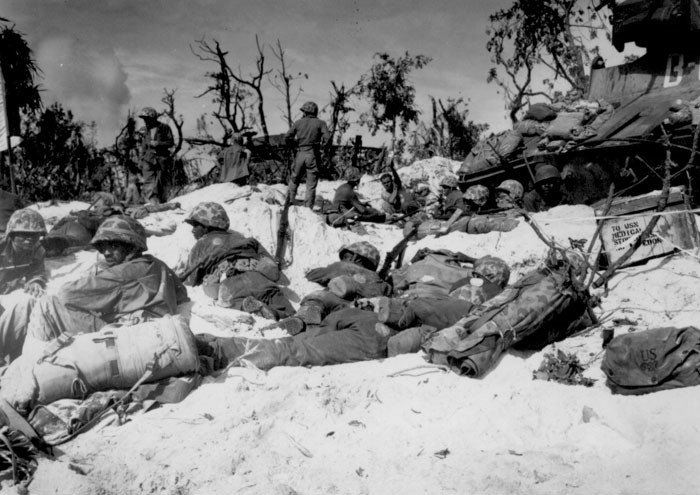MarinesonPeleliu15Sept44.jpg.f3aa401c612050f24b534b7597596142.jpg
