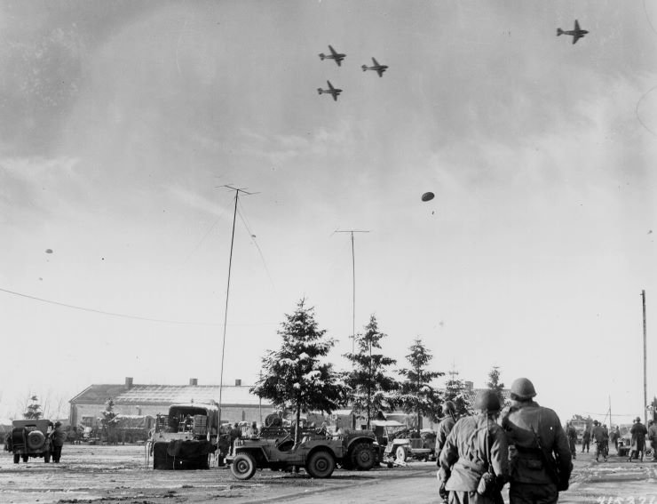 101stAirbornetrooperswatchingC-47soverBastogne26December1944.jpg.c628999ced577f30c4da7aad0e7e6d1d.jpg