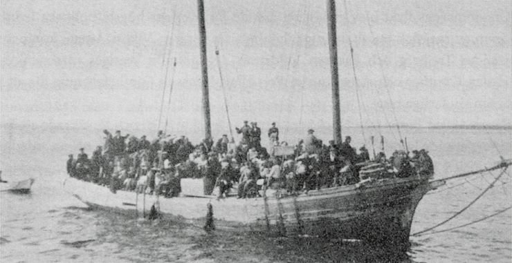 EvacueesfromCourlandGermanboatpeople.jpg.30f59fac743dcc8481ba27e3c079226d.jpg