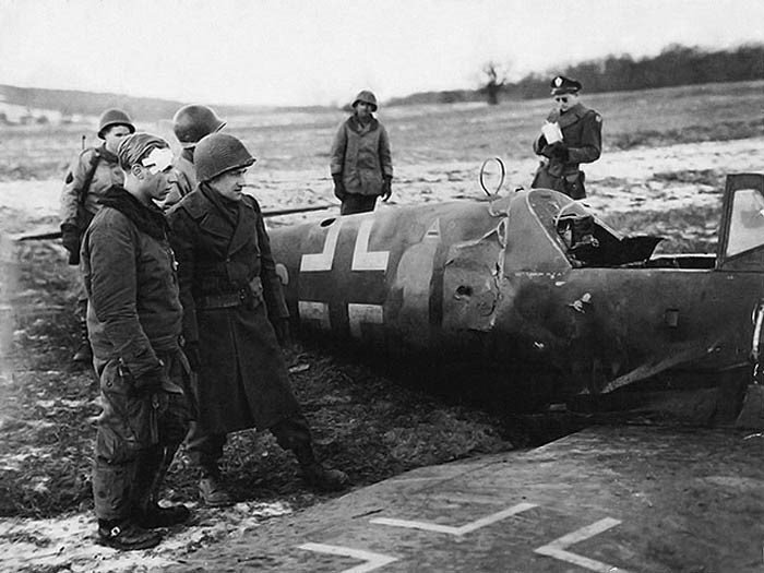 GefreiterAlfredMichelhiscaptorsandBf-109G-Jan1st1945.jpg.ca8ab4951af716b11255116fbbea770a.jpg