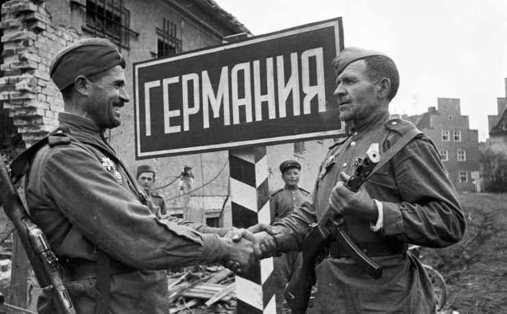 SovietsoldierscongratulateeachotheronreachingtheGermanborder.jpg.a1c55ead702359aff1d9429121888ca7.jpg