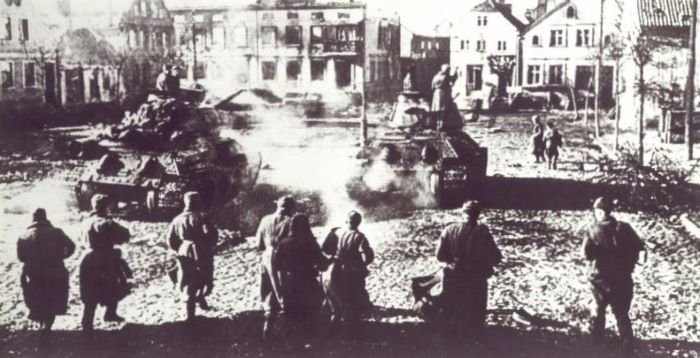SoviettroopsenteringFrauenburg(nowFromborkPoland)inlateJanuaryorearlyFebruary1945.jpg.531a405cdbe0c3b6deb8c9d4f06f0458.jpg