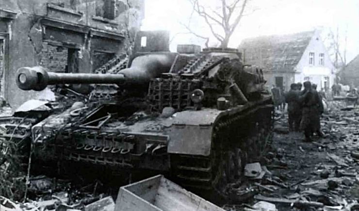 StuG-IVof277Sturmgeschtz-Bataillonknockedoutbyinfantryof381stRifleDivisioninEastPrussiaFebruary1945.jpg.284e18c26954700f1111c37540f793c2.jpg