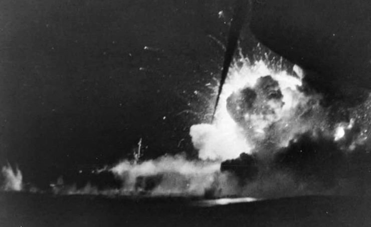 USSBismarckSeaexploding-sheisthelastAmericancarriertobesunkduringthewar.jpg.d1783326cf867fc15e3cf03c7ac02554.jpg
