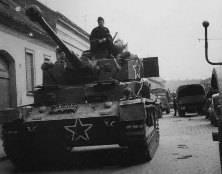 BulgarianPz-IVaroundtheYugoslav-Hungarianborderin1945-theyhavereplacedhenationalinsigniawitharedstartominimizefriendlyfirechances.jpg.fa729dbc1787c5fee63d911648636e40.jpg