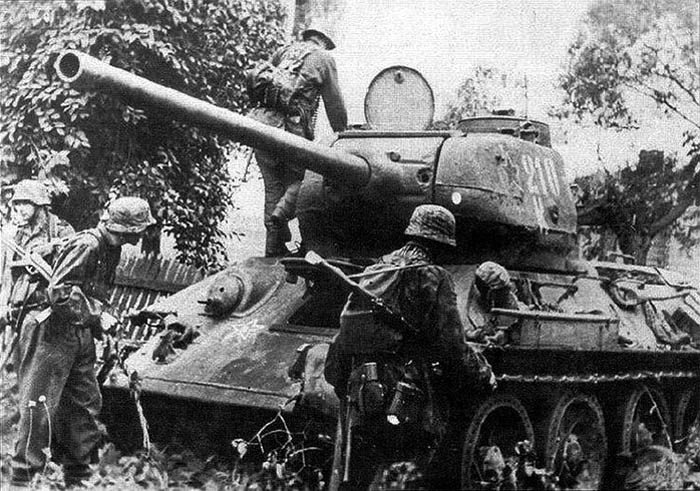GermansexamineT-34knockedoutduringOperationGemse.jpg.98b4b905ece84172e9fefc1f61f7a3f5.jpg