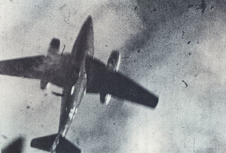 MesserschmittMe-262beingshotdown.jpg.dc919bbb1253ee9eb11817343f4c1d3d.jpg
