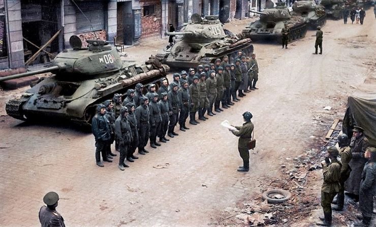SovietT-34crewreceivingoperationalorderspriortolaunchingtheoffensive.jpg.41bd69dff93c2fb687c10069e85eeb81.jpg