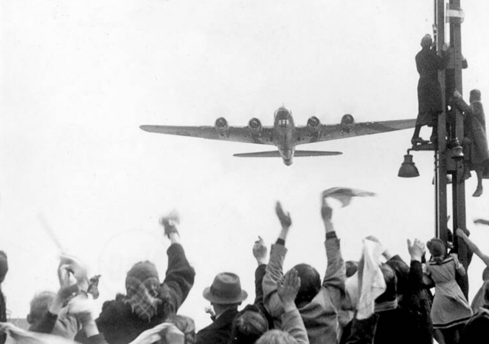 B-17 crowd.png