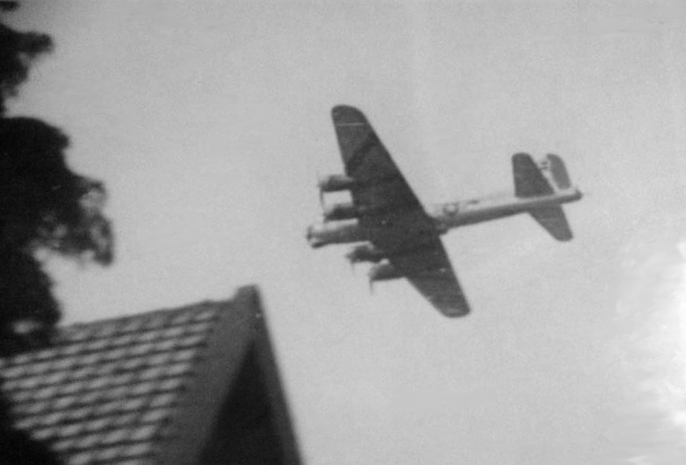 B17 voedseldropping Valkenburg.png