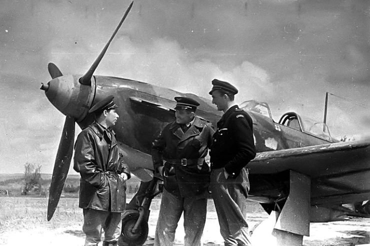 GC3NormandiepilotswithaYak-1BinJune1943.jpg.7eb98692cb20ccadc238a0181c24f4c9.jpg