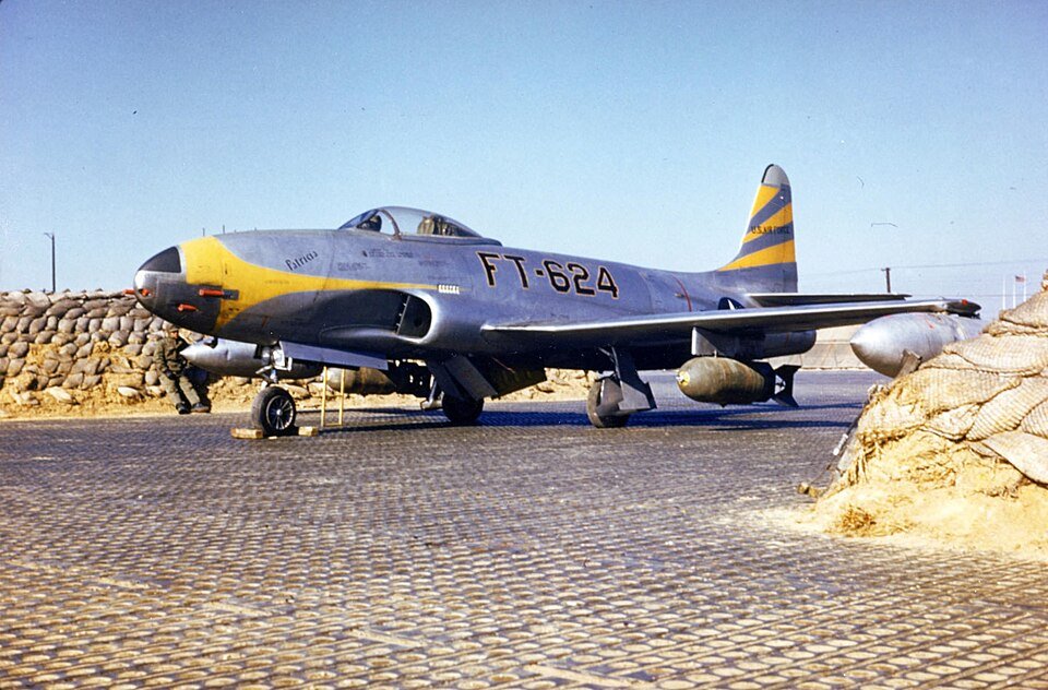 F-80C_80th_FBS_in_Korea_c1951.jpg.16dda5991bcab90c9413801314fd2768.jpg
